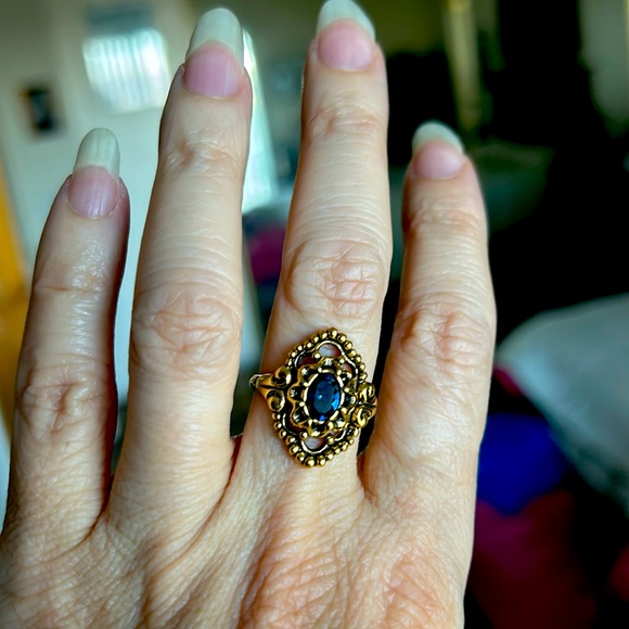 Vintage women’s 8 1/2  Avon Family Heirloom Ring - Picture 1 of 2